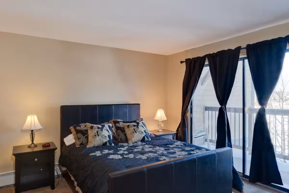 Queen bedroom at Longbranch